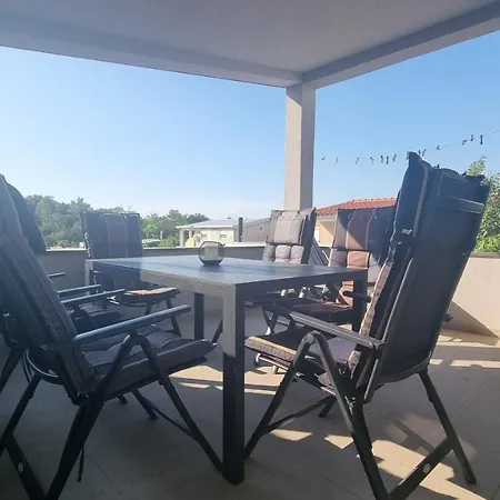 Apartament Moni Vir